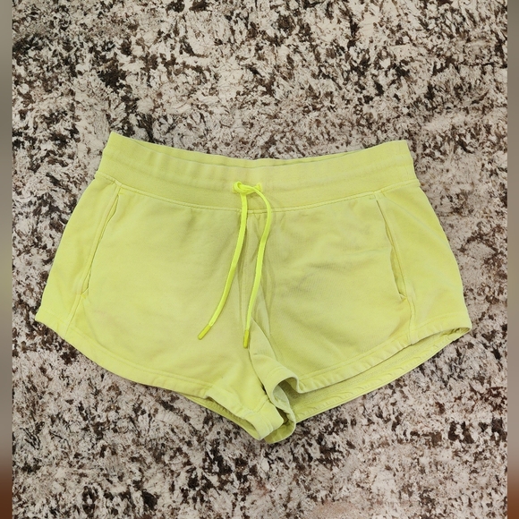 Lululemon size 12 jogger shorts - Picture 1 of 3